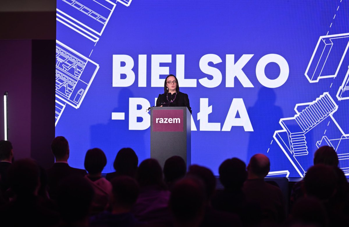 ZandbergRAZEM's tweet image. Zamiast wiecznej wojny dwóch żywiących się nienawiścią emerytów – plan dla Polski. 

W Bielsku-Białej – nowy przemysł i suwerenność technologiczna. @partiarazem to inwestycje, które dadzą porządne miejsca pracy – na Podbeskidziu i w całej Polsce.

Jutro – Piotrków Trybunalski!