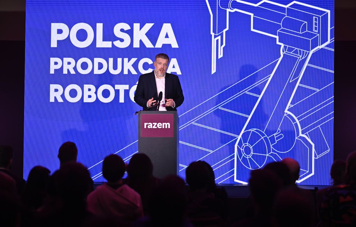 ZandbergRAZEM's tweet image. Zamiast wiecznej wojny dwóch żywiących się nienawiścią emerytów – plan dla Polski. 

W Bielsku-Białej – nowy przemysł i suwerenność technologiczna. @partiarazem to inwestycje, które dadzą porządne miejsca pracy – na Podbeskidziu i w całej Polsce.

Jutro – Piotrków Trybunalski!