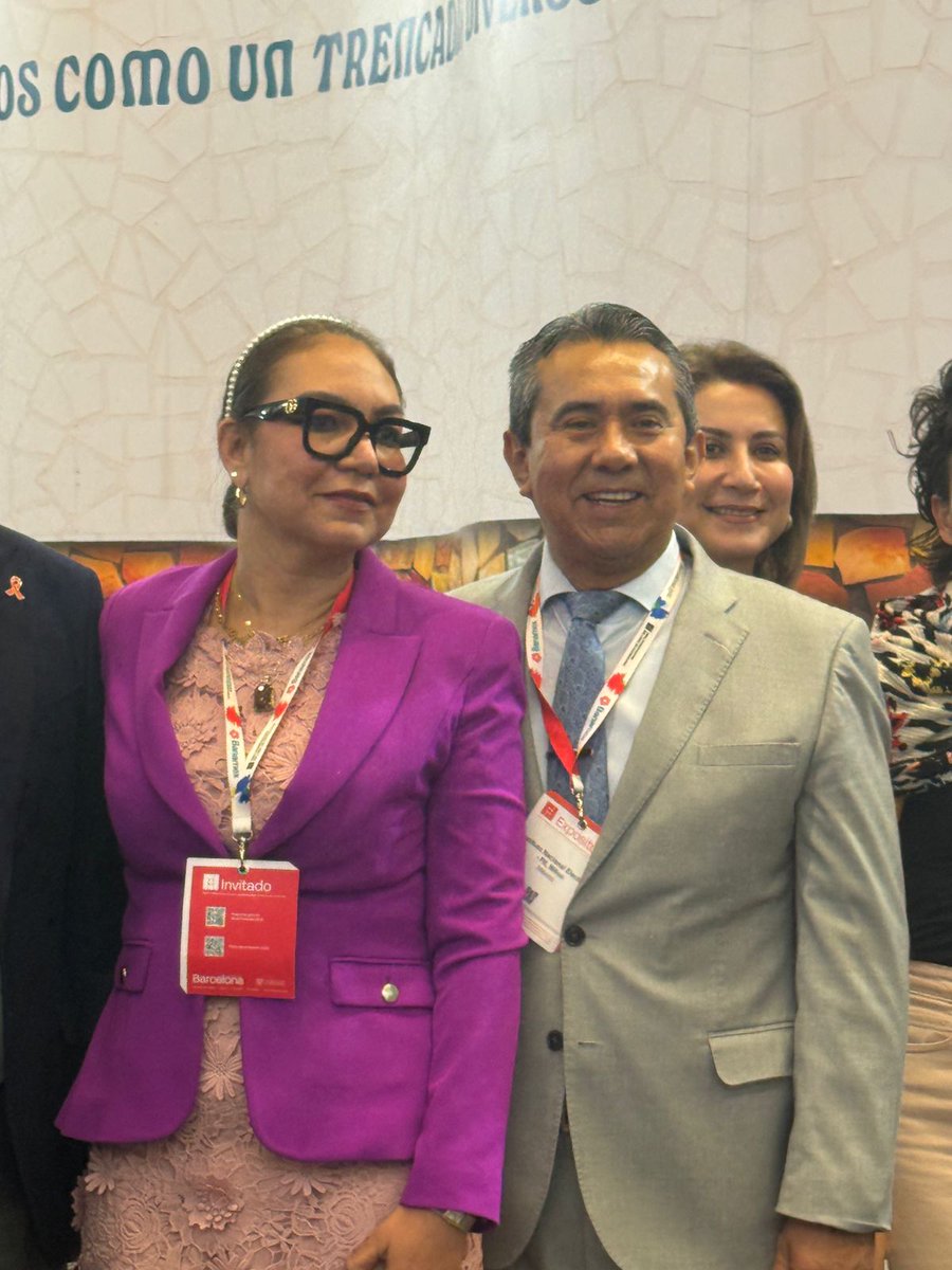 Montano_Ventura's tweet photo. 📚 Junto con la Dra. Claudia Arlett Espino, secretaria ejecutiva del @INEMexico, inauguramos el stand del @iepcjalisco en la #FilGuadalajara.

Un honor de sumarnos a este gran evento cultural para promover la participación ciudadana.

#VivamosLaDemocracia #Cultura #Conocimiento https://t.co/gz8wTLVM0r