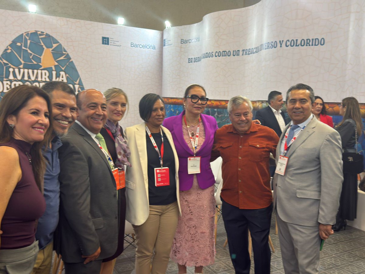 Montano_Ventura's tweet photo. 📚 Junto con la Dra. Claudia Arlett Espino, secretaria ejecutiva del @INEMexico, inauguramos el stand del @iepcjalisco en la #FilGuadalajara.

Un honor de sumarnos a este gran evento cultural para promover la participación ciudadana.

#VivamosLaDemocracia #Cultura #Conocimiento https://t.co/gz8wTLVM0r