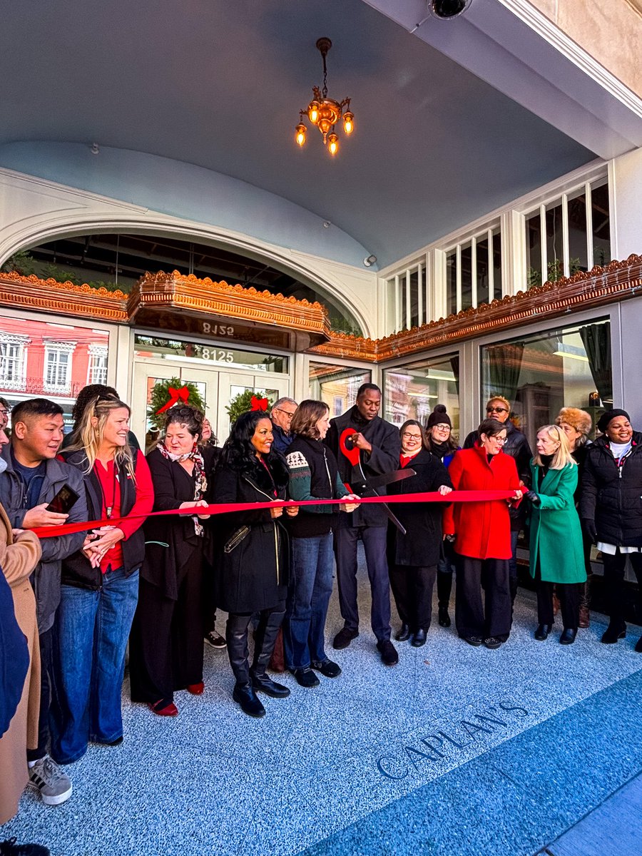 RepSarahElfreth's tweet image. Happy Small Business Saturday from Old Ellicott City AND downtown Annapolis! Shopping small boosts our local economy, helps retailers through this tough economy and new tariffs, and keeps our communities cool. 

I started the day with everyone who makes the Local HoCo campaign -…