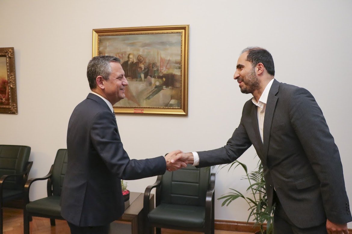 “Cumhuriyet Halk Partisi’nin 39. Kurultayı’nda yeniden genel başkanımız seçilen Sayın Özgür Özel’i yürekten tebrik ediyorum.
Umudu büyüten, adaleti savunan ve halkın sesini Türkiye’nin her köşesine taşıyan mücadelesinin yeni dönemde daha da güçleneceğine inanıyorum.