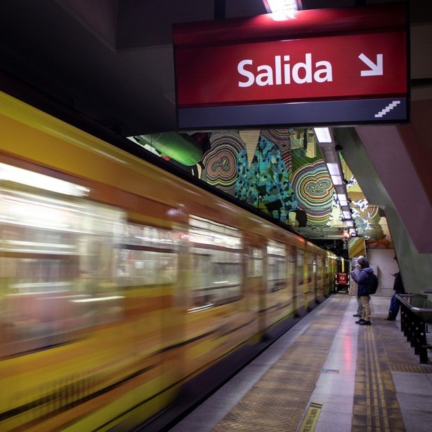 clarincom's tweet image. OTRO AUMENTO EN SUBTES, COLECTIVOS Y PEAJES PORTEÑOS DESDE EL LUNES

El boleto mínimo de colectivo en la Ciudad subirá a $593,52, el subte a $1.206 y los peajes en hora pico llegarán a $4.912,67, en un ajuste del 4,3% que se suma a la actualización mensual.

El GBA tendrá boletos…