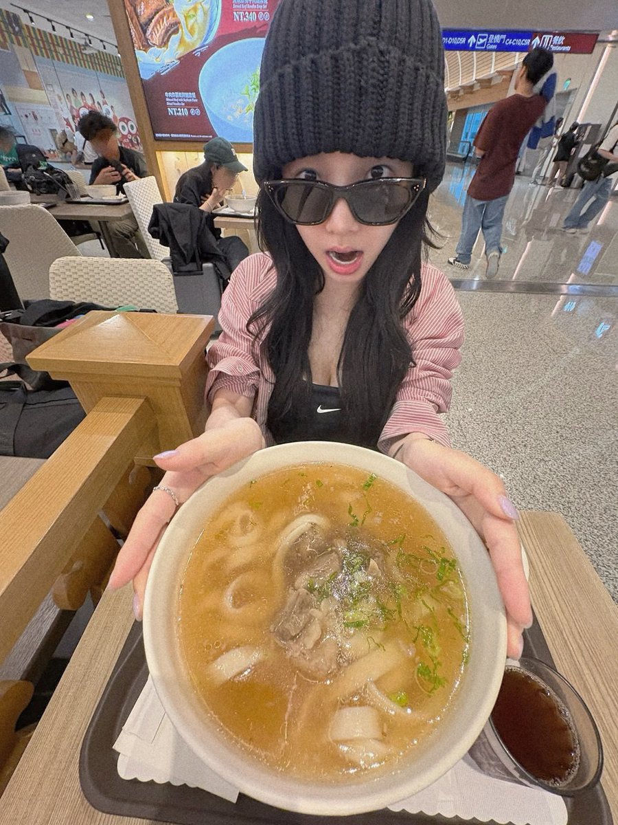 ⋆ tweet media