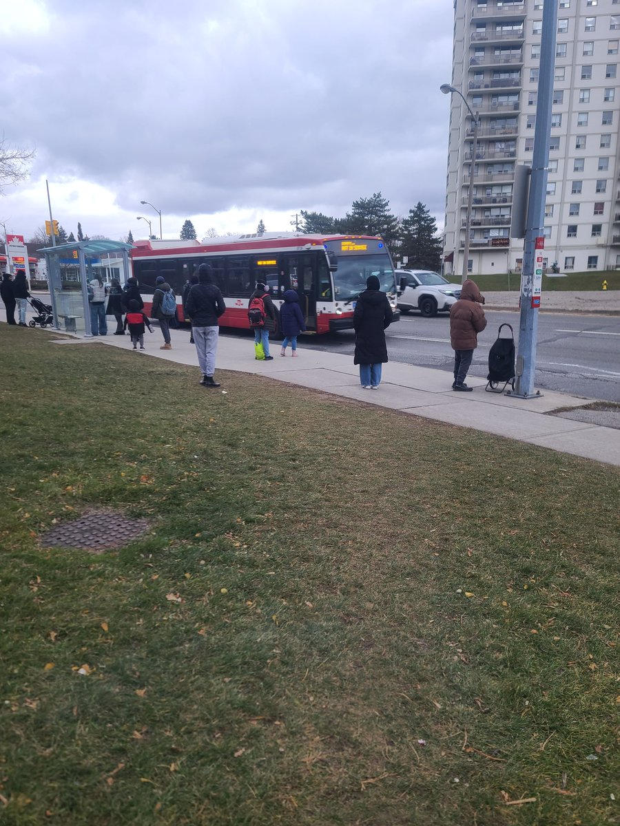 ImTijuanaTurner's tweet photo. @TTChelps what's happening with the 25S to Broadview buses? It's been 25 mins and we've seen two out of service buses go by while people are waiting in the cold. https://t.co/BR11odeWIb