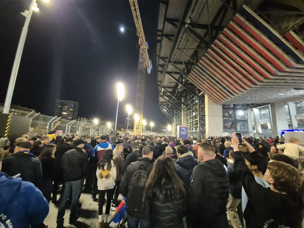 Tapón en la salida desde el lateral por un único acceso, el de Travessera. Nos hacen ir a todos por allí en vez de abrir el K.  Todo porque sale la afición rival. El perjudicado siempre el soci del Barça. Si no puede haber afición rival , que no haya. <a href="/FCBarcelona_cat/">FC Barcelona</a> <a href="/Fortelena/">Elena Fort 💜 💙❤️</a>