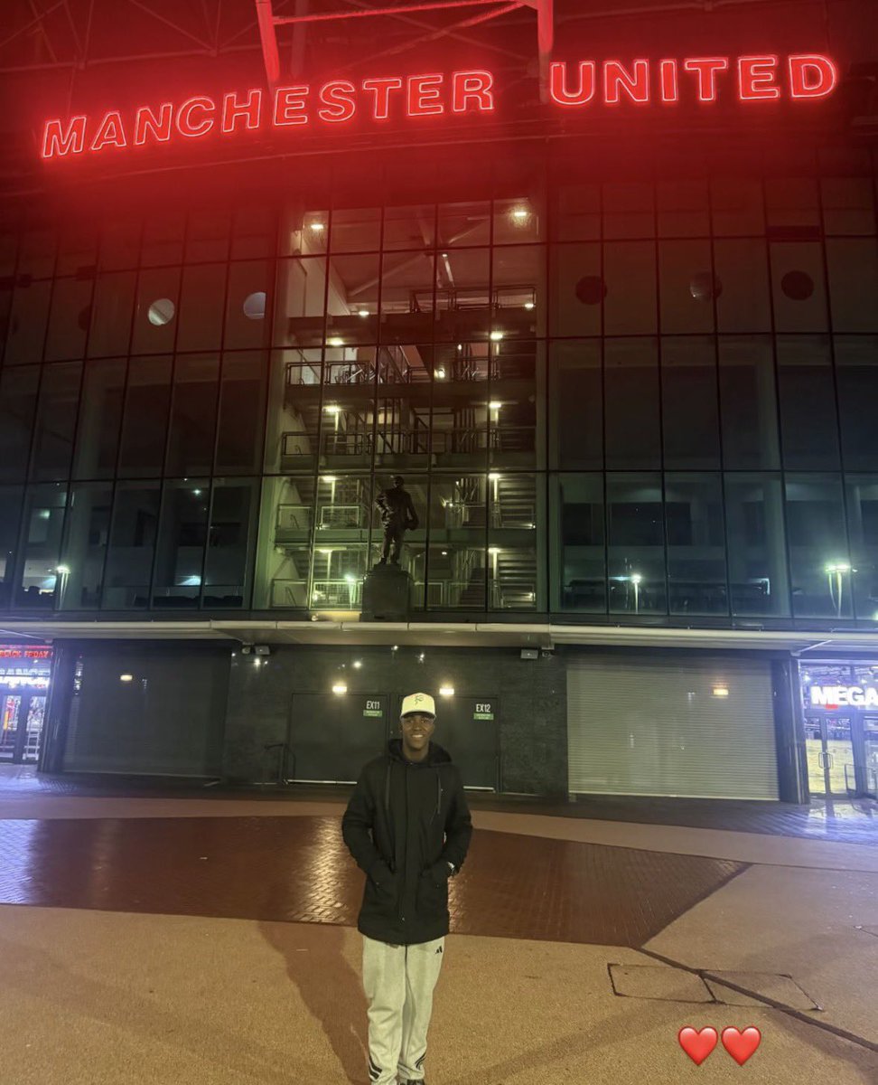 mufcMPB's tweet image. 🚨🚨📸 JUST IN:

Cristian Orozco pictured outside Old Trafford! #MUFC 🇨🇴😍