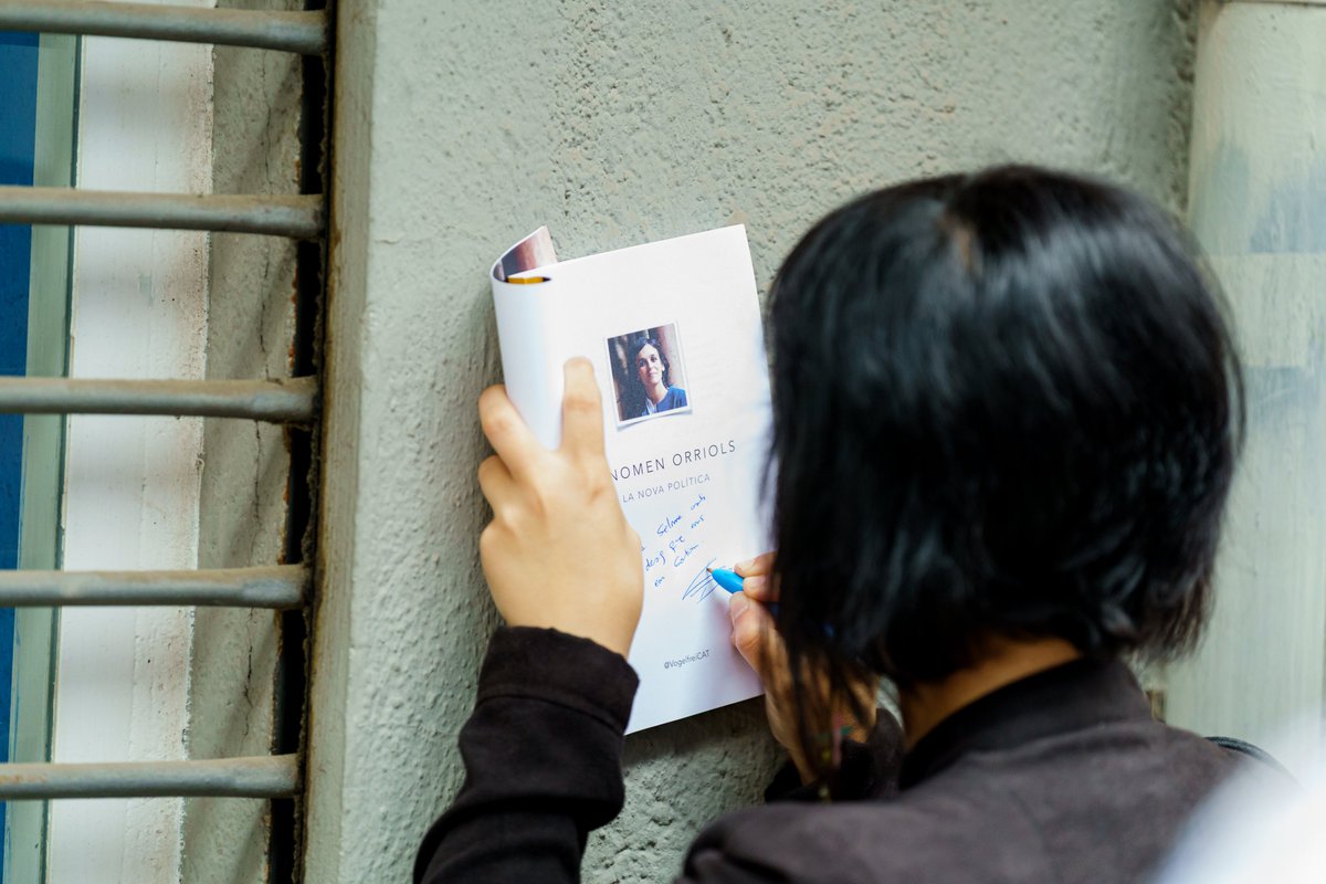 Reflexió setmanal.

Hi ha dos tipus de lideratges. Els voluntaris i els que sorgeixen per magnetisme natural. Els primers solen néixer de persones més llestes que intel·ligents, capaces d’engrescar, d’exhibir-se i de vendre’s dues vegades si convé. Sovint aquest tipus de