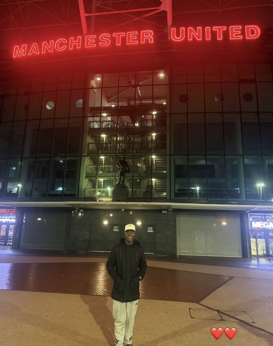 AmorimEra's tweet image. 🚨📸 | Manchester United’s new midfielder Cristian Orozco outside Old Trafford! 😁🇨🇴