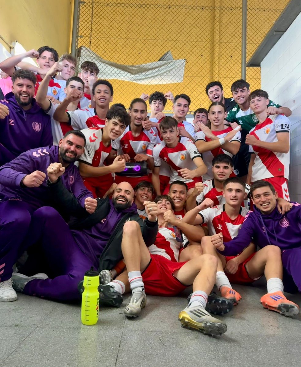 Gran +3 del Juvenil B per seguir en 2a posició a Preferent després de guanyar a un rival directe de la part alta i tornar a celebrar una nova victòria.

👏🥳Felicitats als nois de <a href="/DanieGonzalez21/">Daniè Gonzalez</a> 

Montañesa 3-4 Juvenil B
⚽️⚽️ Bruno
⚽️ Steven
⚽️ Muji 

#SomhiHospi #SomFutur⚪️❤️