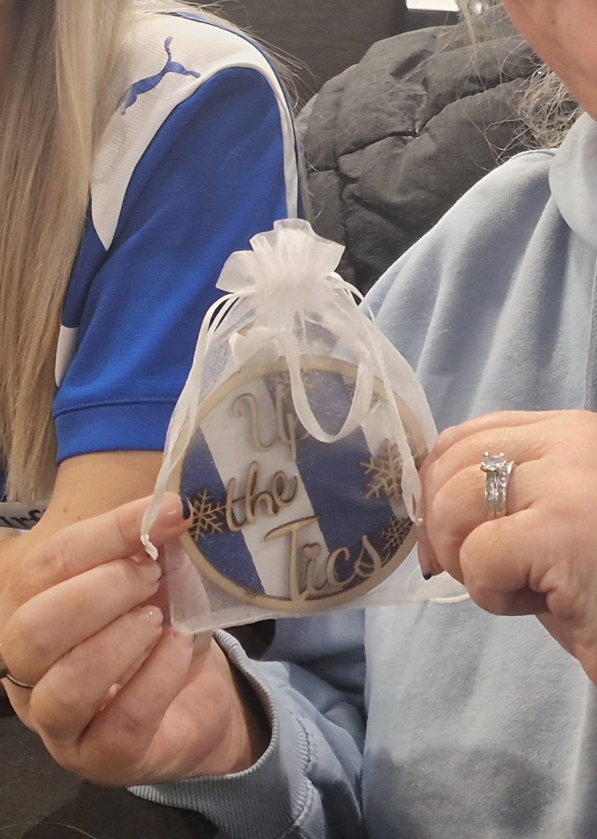 PWUPodcast's tweet image. 𝗖𝗼𝗻𝗴𝗿𝗮𝘁𝘂𝗹𝗮𝘁𝗶𝗼𝗻𝘀 
Lucy and Vicky

Winning the &apos;Up the Tics&apos; in our bauble raffle this afternoon in the Latics Supporters Club 

#wafc
If you want to get your hands on one enter our Festive 5-a-side comp or visit the easy site 👇

etsy.com/uk/listing/161…