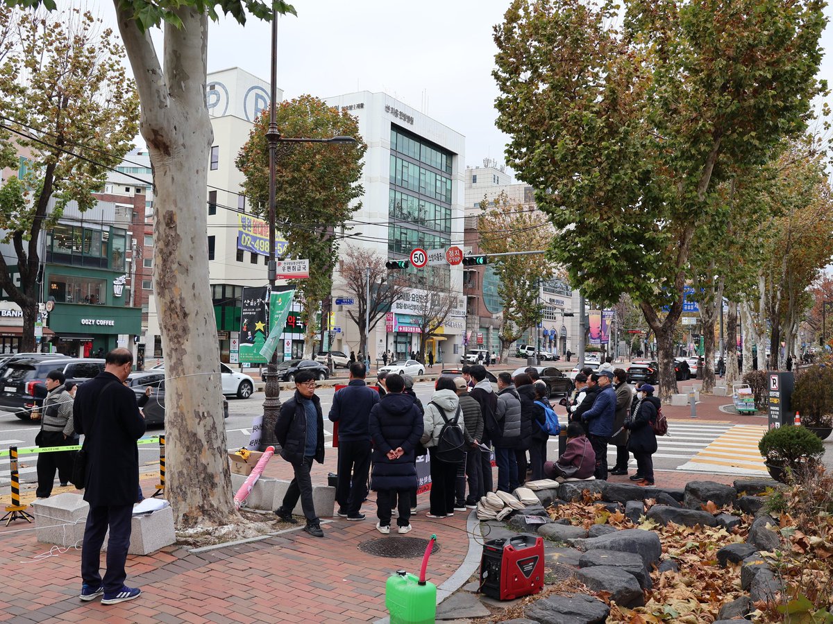 KNOU 동두천학습관 폐관 저지를 위한 집회가 대학로 본교 정문 앞에서 열렸다.
