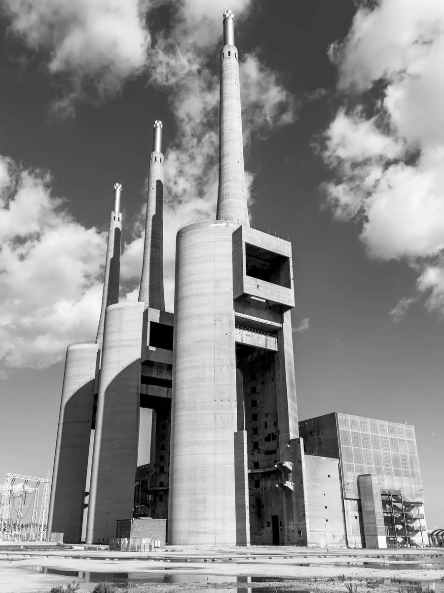 TRES60Blog's tweet image. El brutalismo de Les Tres Xemeneies de Sant Adrià de Besòs en el Ombra Festival

👉 x.com/arquitecturayd…