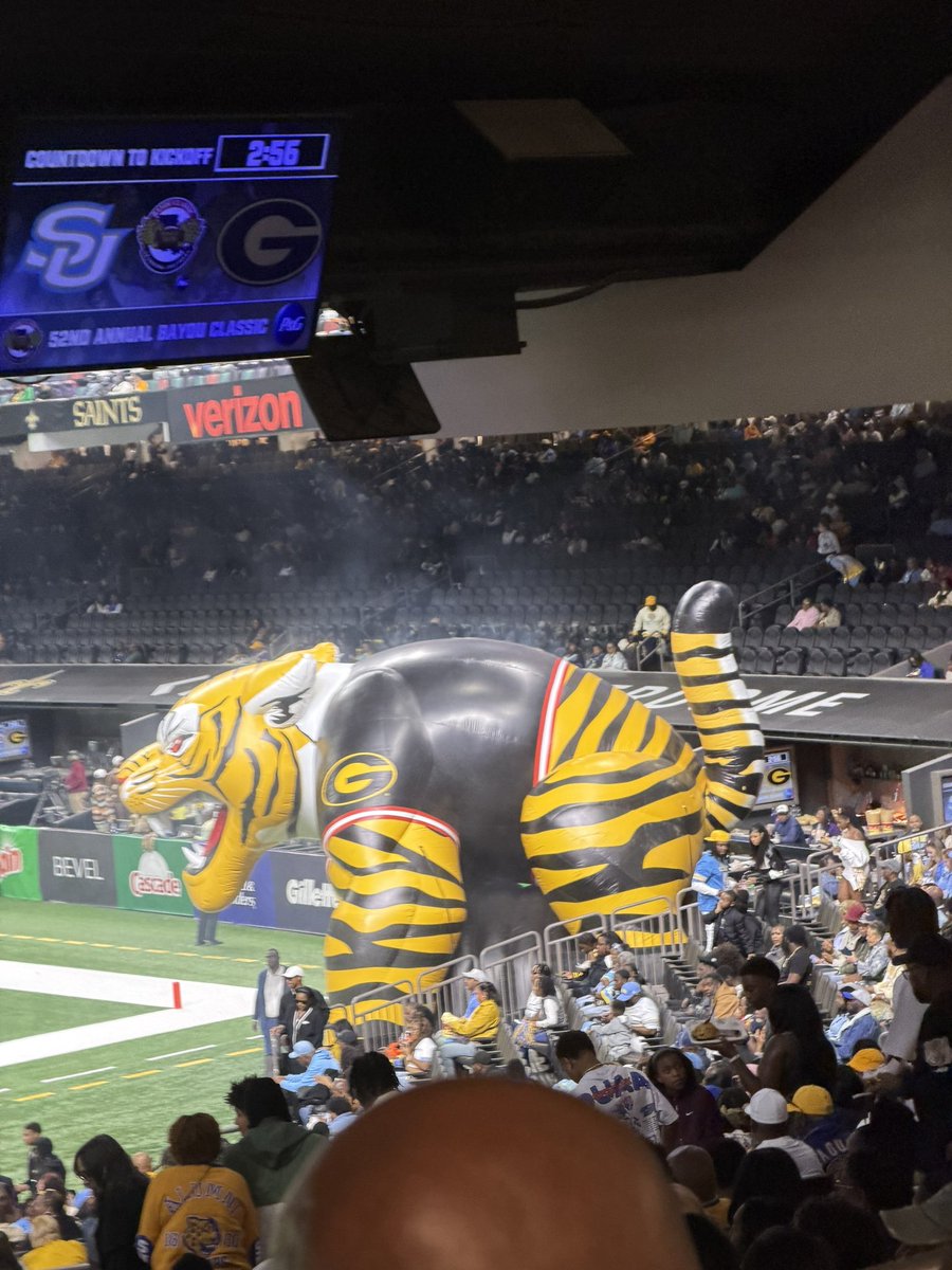 kelseybelsey04's tweet photo. They got gsu going through tiger ass to get to the field #inthatass https://t.co/ErBBgsgeYq