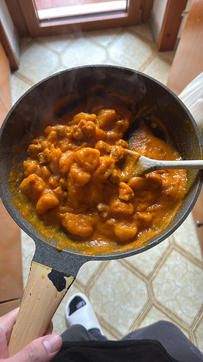 Cucinato gnocchi di zucca con crema di zucca e salsiccia