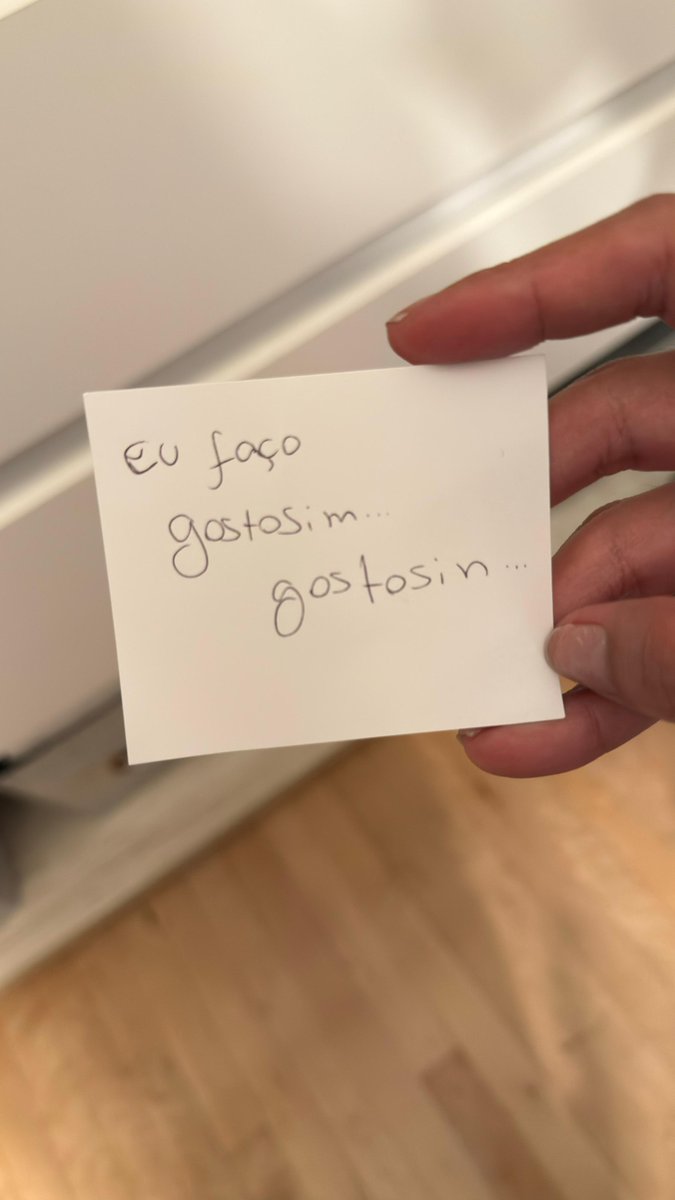 Anitta's tweet image. 