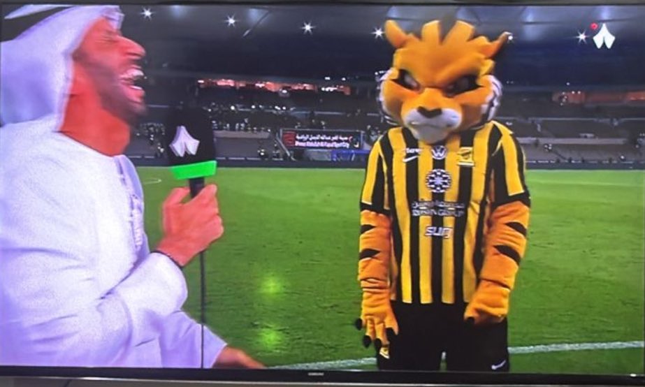 🚨🚨🚨🚨 المذيع: كيف توقعت انها تنتهي 4؟ 

التميمة يشير للمذيع أنا يدي فيها 4 اصابع بس 🤣💛