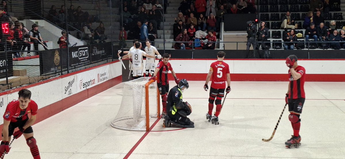 🏑 <a href="/okliga_oficial/">OK Liga</a> i <a href="/lanovaradioreus/">LANOVA Ràdio de Reus</a> Jornada 10:
⏱️ Minut 2' de la segona, ✅️ gol de Xavi Costa pel Noia.
<a href="/ReusDeportiu/">Reus Deportiu</a> 1️⃣ 🆚️ <a href="/cenoia/">CE Noia Freixenet</a> 🥰
Faltes: 3-8