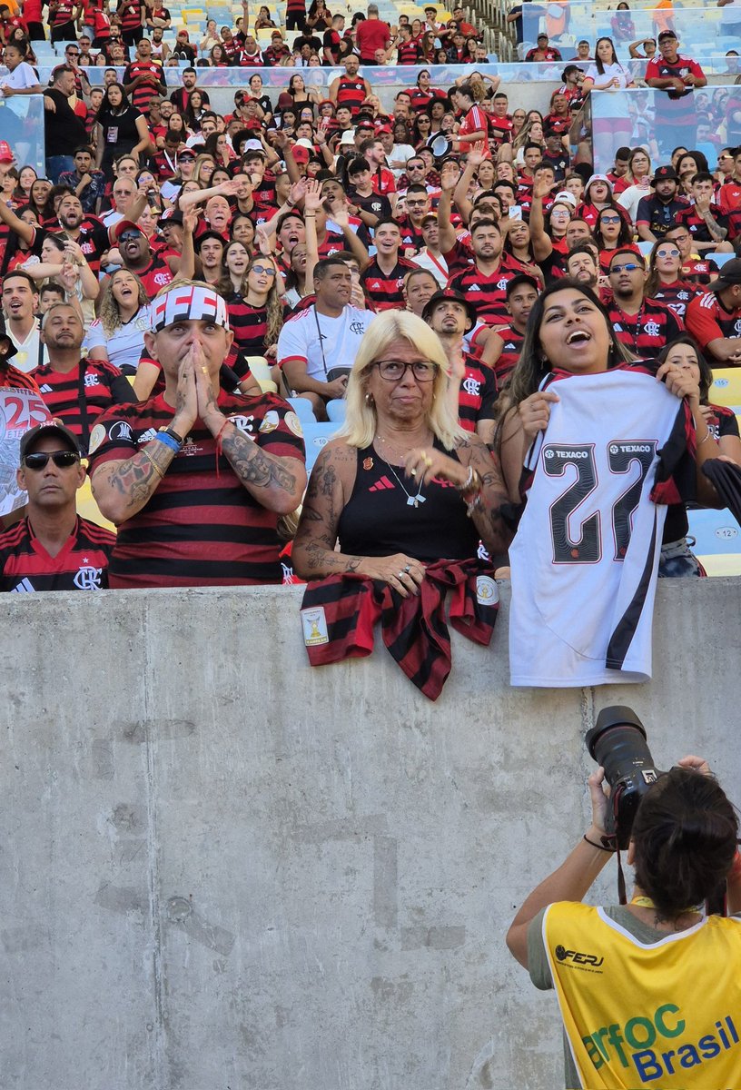 Conexão Maraca-Lima. 
Ao redor do Maracanã foram instalados 10 telões de 10x20 virados pra arquibancada. Outros quatro telões fixos do estádio também vão fazer a transmissão da final da Liberta.