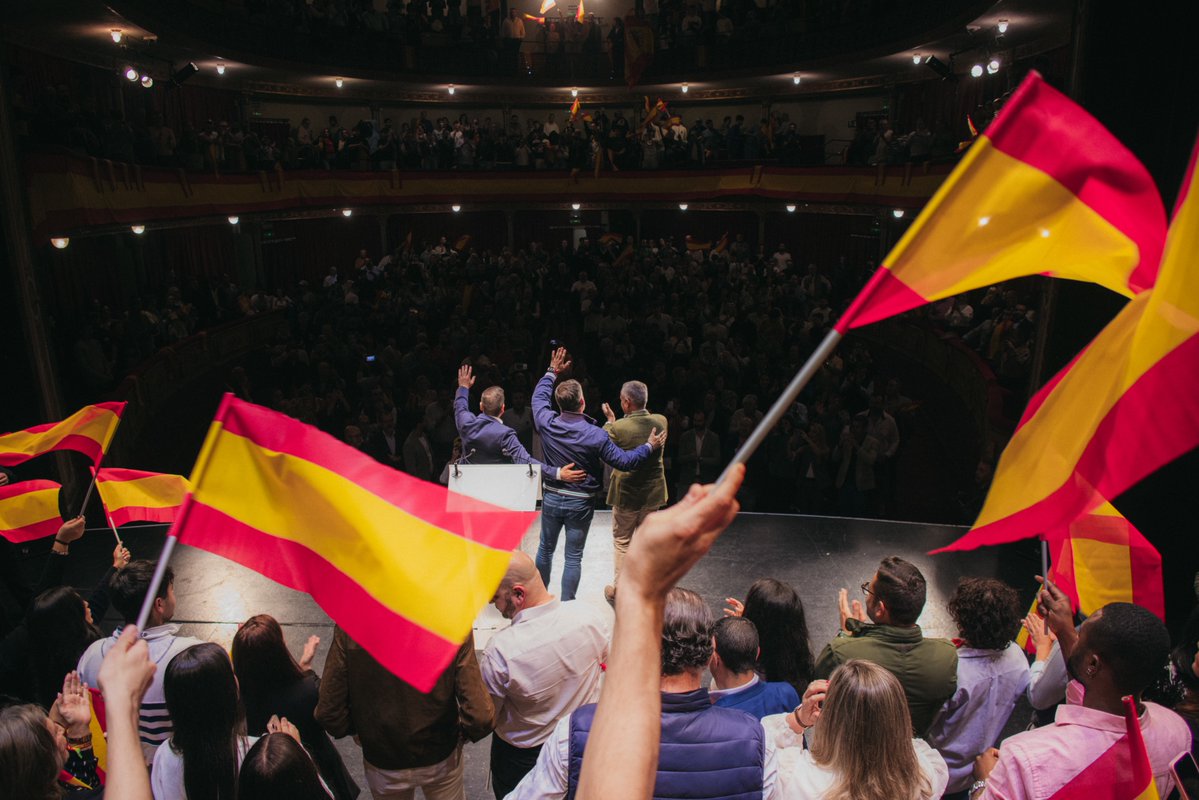 vox_es's tweet image. ¡Recorriendo toda Extremadura!

VOX es la única alternativa real y patriótica frente a la estafa y la corrupción del bipartidismo.

📍 (03/11/25) Cáceres junto a @Santi_ABASCAL y nuestro candidato a la Presidencia de la Junta, @OscarFdezCalle 

HILO 👀👇