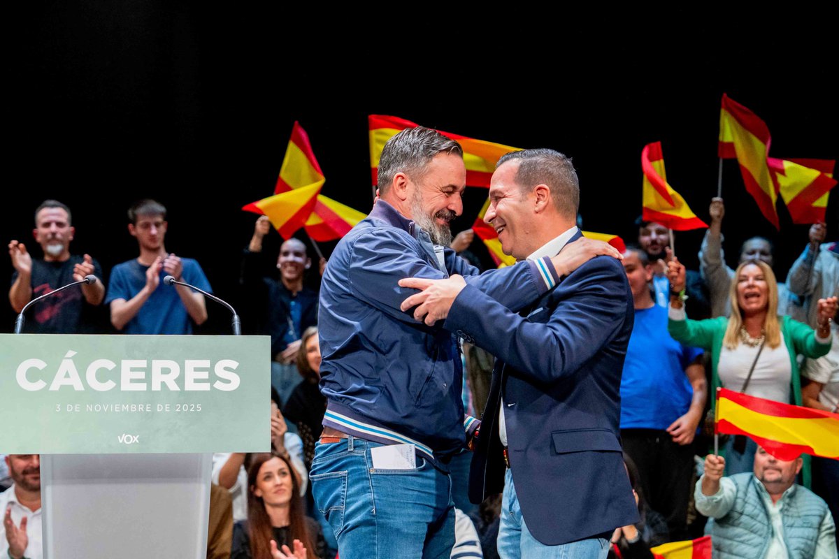 vox_es's tweet image. ¡Recorriendo toda Extremadura!

VOX es la única alternativa real y patriótica frente a la estafa y la corrupción del bipartidismo.

📍 (03/11/25) Cáceres junto a @Santi_ABASCAL y nuestro candidato a la Presidencia de la Junta, @OscarFdezCalle 

HILO 👀👇