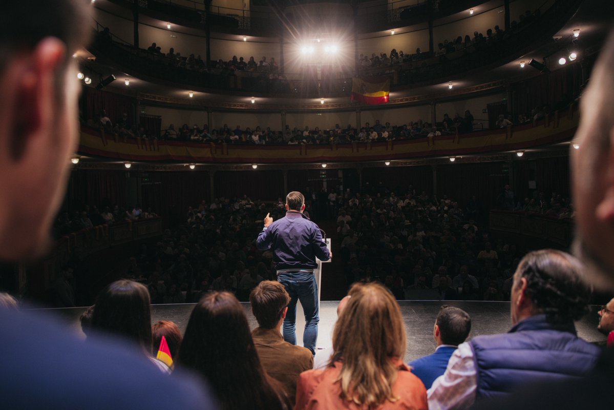 vox_es's tweet image. ¡Recorriendo toda Extremadura!

VOX es la única alternativa real y patriótica frente a la estafa y la corrupción del bipartidismo.

📍 (03/11/25) Cáceres junto a @Santi_ABASCAL y nuestro candidato a la Presidencia de la Junta, @OscarFdezCalle 

HILO 👀👇