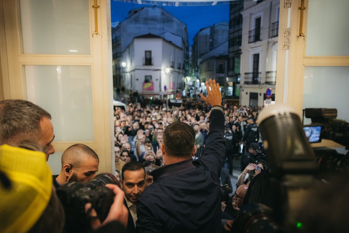 vox_es's tweet image. ¡Recorriendo toda Extremadura!

VOX es la única alternativa real y patriótica frente a la estafa y la corrupción del bipartidismo.

📍 (03/11/25) Cáceres junto a @Santi_ABASCAL y nuestro candidato a la Presidencia de la Junta, @OscarFdezCalle 

HILO 👀👇