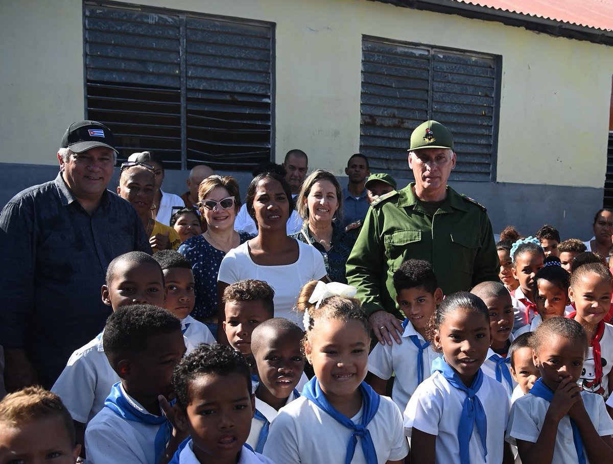 OmarRensoli's tweet image. Lis Cuesta sigue el “tour oriental” mientras Cuba se cae a pedazos. Llora en la tumba de Fidel y luego aparece en escuelas escogidas para la foto, siempre lejos de la realidad que vive el pueblo. Puro teatro de una élite desconectada.
#Cuba #DictaduraCubana #SOSCuba