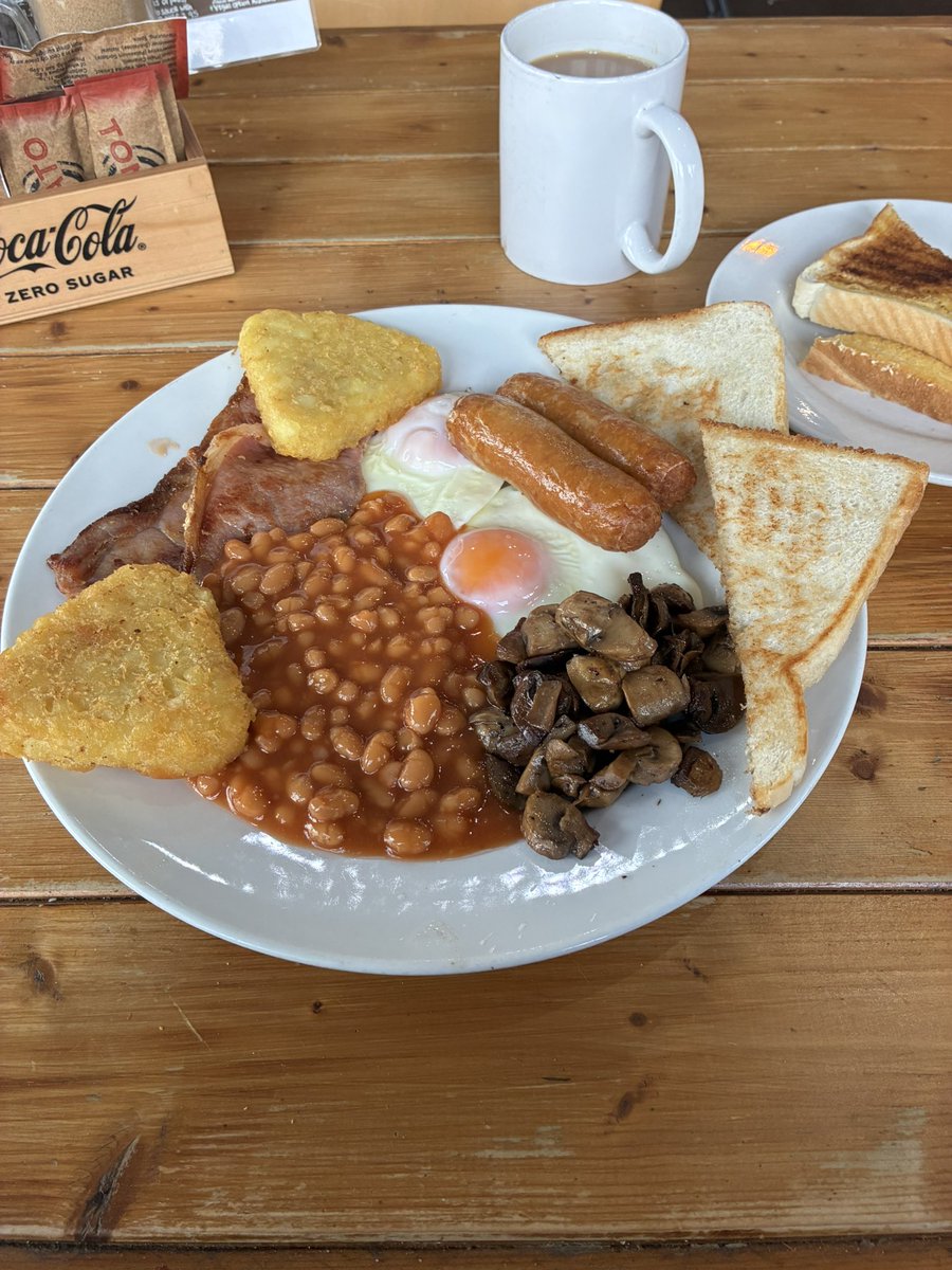 myfoodhunt's tweet image. Breakfast in Sneinton Market Notts today. Value wise pretty good at £7 including tea, toast and fried bread. Sausage decidedly dubious at best. Filled me up and that was all I was looking for 😇 #breakfast #fryup  #nottsfood