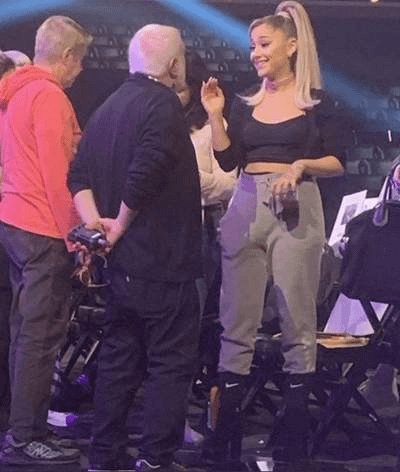 issueseffect's tweet image. Real ones remember that people used to body-shame ari when this pic came out saying she&apos;s fat so no y&apos;all not “concerned about her” y&apos;all just want an excuse to hate on her been commenting on her body forever