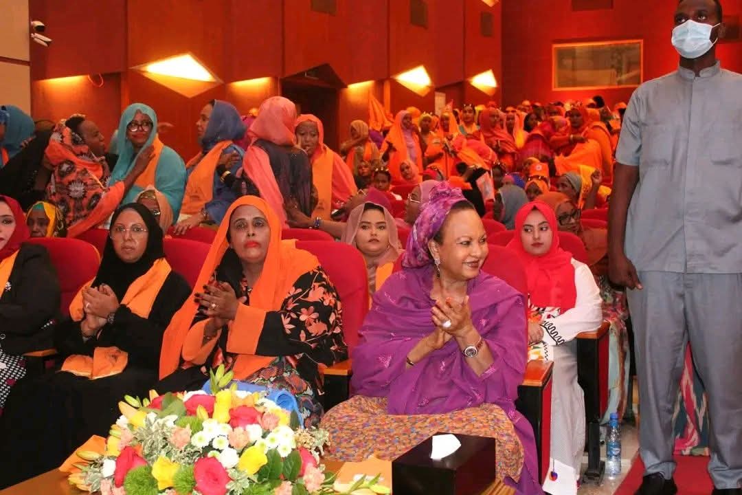 DjiboutianP's tweet photo. 🟠 🇩🇯 L'unanimité totale. Le 6ème Congrès extraordinaire du FRUD au Palais du Peuple vient d'investir le Président @IsmailOguelleh comme candidat officiel du parti.

Une mobilisation historique avec la présence remarquée de la 1ère dame Mme Khadra Haid.

#FRUD #IOG #Djibouti https://t.co/yo1xqMKmiz