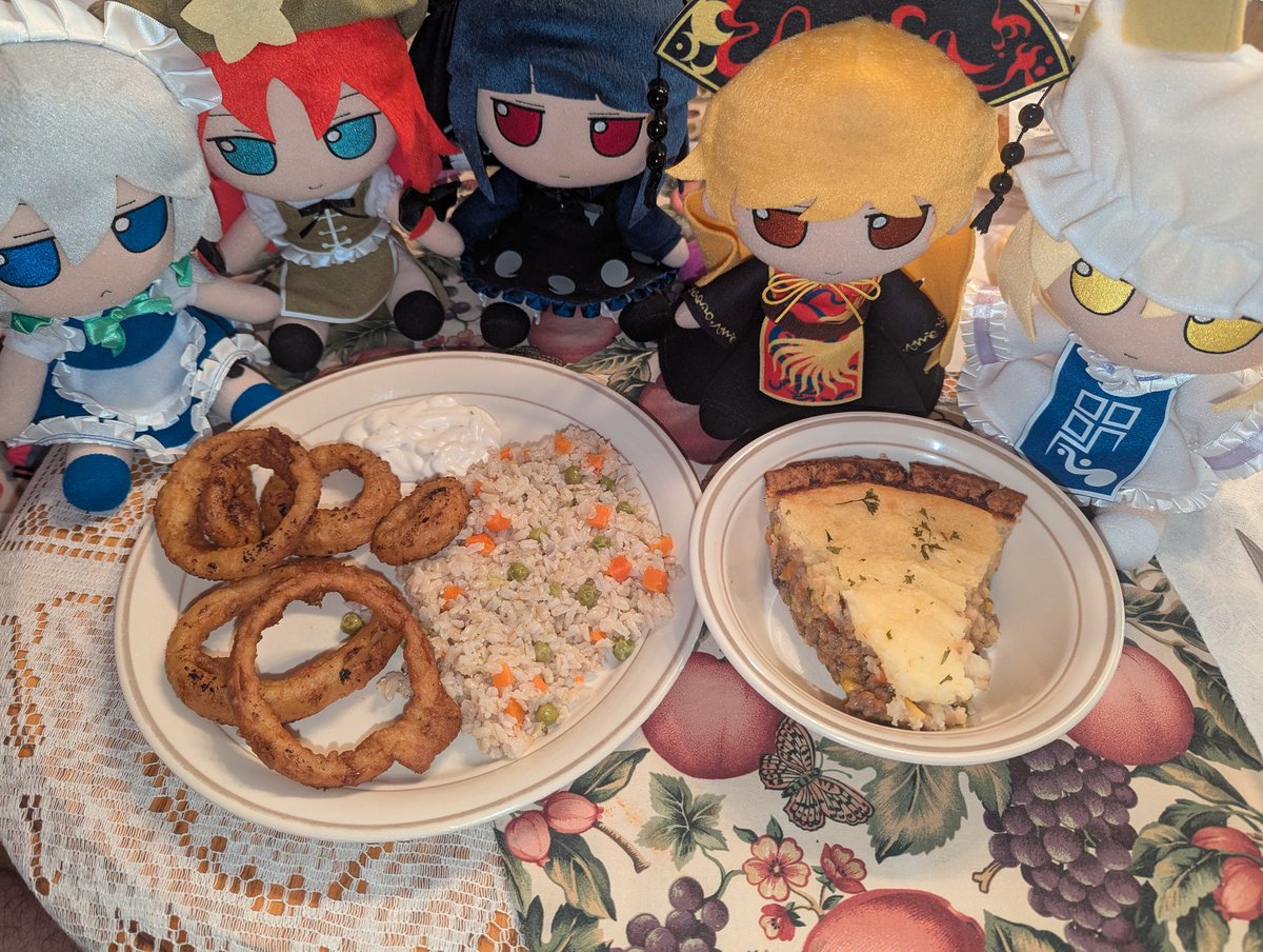 Necrosphere5's tweet photo. Fumos enjoying a slice of Sheppards pie with onion rings and rice
#東方Project #fumo #touhou #ranyakumo #十六夜咲夜 #純狐 #hongmeiling #youmu https://t.co/RE88dEVUVx