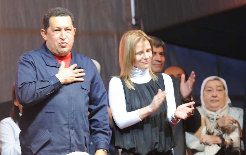 gonziver's tweet image. Le entregaron una caja nueva a esta, la que está con Chávez, Abal Medina y Bonafini