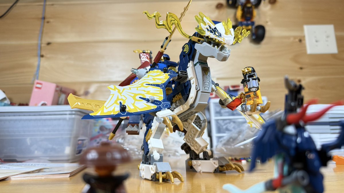 LegoBro4Studio's tweet image. Done.

This feels like a crazy idea, that succeeded and surpass the idea of this set.

An epic mech, riding a robot dragon. What is not to like here?

This rouge vehicle, feels like it is something Jay would choose and use.

Love it. 10/10

#LEGO #Ninjago #NinjagoDragonsRising