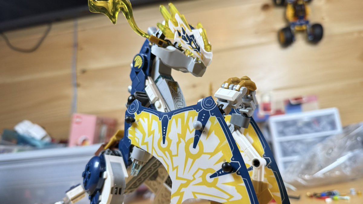 LegoBro4Studio's tweet image. Done.

This feels like a crazy idea, that succeeded and surpass the idea of this set.

An epic mech, riding a robot dragon. What is not to like here?

This rouge vehicle, feels like it is something Jay would choose and use.

Love it. 10/10

#LEGO #Ninjago #NinjagoDragonsRising