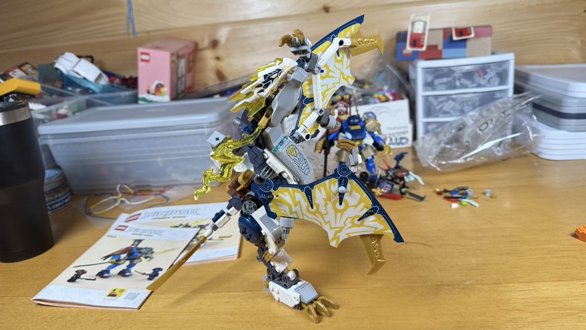 LegoBro4Studio's tweet image. Done.

This feels like a crazy idea, that succeeded and surpass the idea of this set.

An epic mech, riding a robot dragon. What is not to like here?

This rouge vehicle, feels like it is something Jay would choose and use.

Love it. 10/10

#LEGO #Ninjago #NinjagoDragonsRising