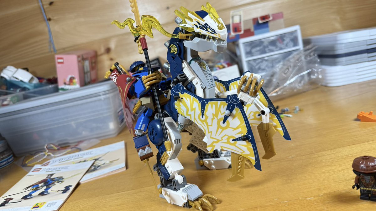 LegoBro4Studio's tweet image. Done.

This feels like a crazy idea, that succeeded and surpass the idea of this set.

An epic mech, riding a robot dragon. What is not to like here?

This rouge vehicle, feels like it is something Jay would choose and use.

Love it. 10/10

#LEGO #Ninjago #NinjagoDragonsRising