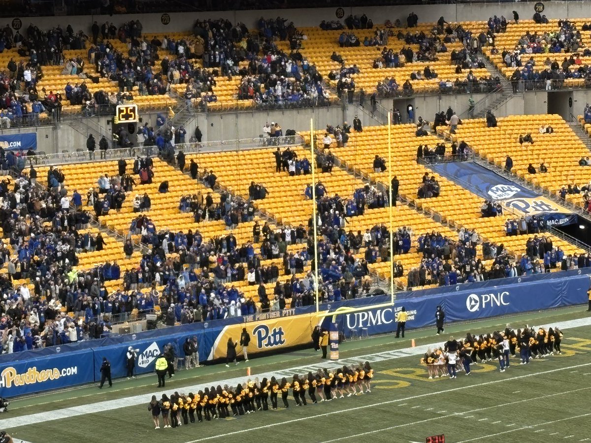 astockeyWTAE's tweet photo. One final time this fall #sweetcaroline #letsgopitt https://t.co/rV52st4oot