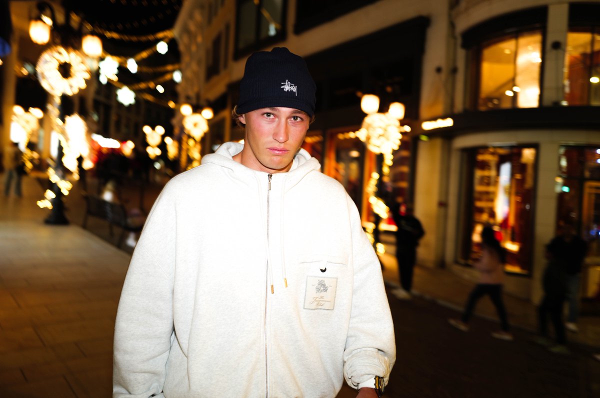 hawkkrubert's tweet image. I feel restless on cold night
I go outside
I wander city to feel thrill of hunt
I breathe in ice fills air and wind
I walk at night in tropical sweating birds chirping heat 
I am lifting weights to certain loud musix
I go on long plane ride to embark on thrilling adventure
I sit…