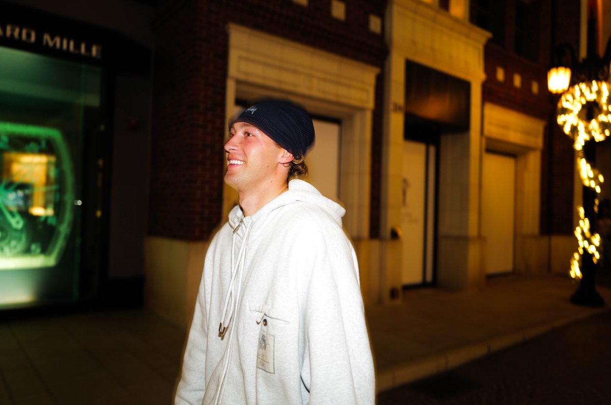 hawkkrubert's tweet image. I feel restless on cold night
I go outside
I wander city to feel thrill of hunt
I breathe in ice fills air and wind
I walk at night in tropical sweating birds chirping heat 
I am lifting weights to certain loud musix
I go on long plane ride to embark on thrilling adventure
I sit…