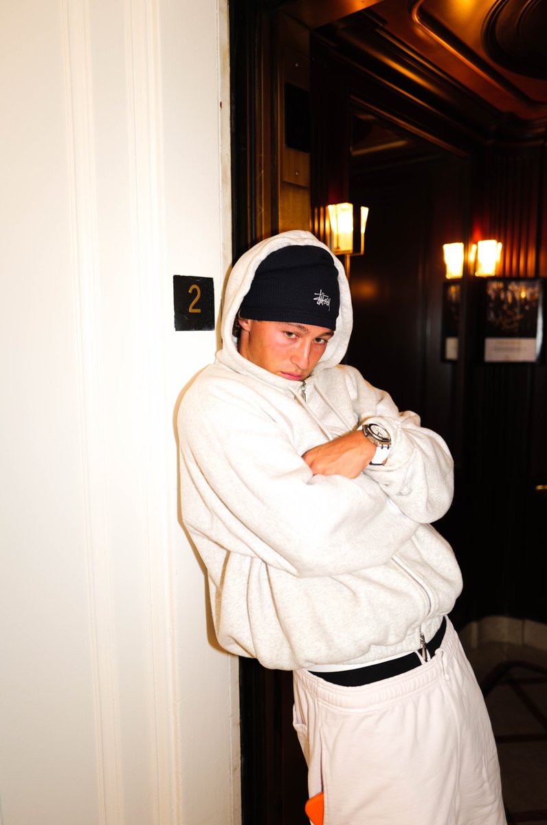 hawkkrubert's tweet image. I feel restless on cold night
I go outside
I wander city to feel thrill of hunt
I breathe in ice fills air and wind
I walk at night in tropical sweating birds chirping heat 
I am lifting weights to certain loud musix
I go on long plane ride to embark on thrilling adventure
I sit…