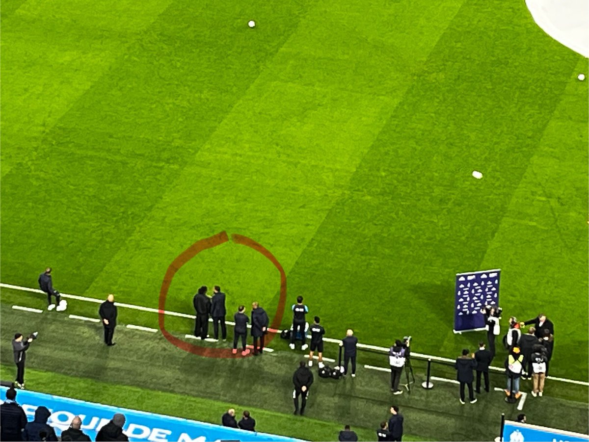 Bakola / Benatia, ça parle ballon depuis 10 minutes grands gestes à l’appui. #OM