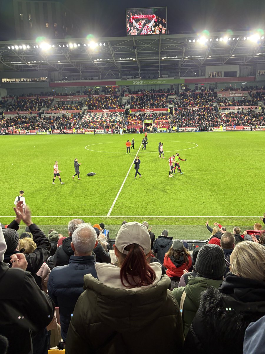 mickcabble's tweet photo. The Man in the middle Keith Andrews quietly going about his business overseeing another PL win. Brentford relegation favourites and Keith first to be sacked “they said” in August. Brentford having another strong seasons with their “unknowns” 🐝🐝👌👏🏻 https://t.co/gFp7UiOxYI