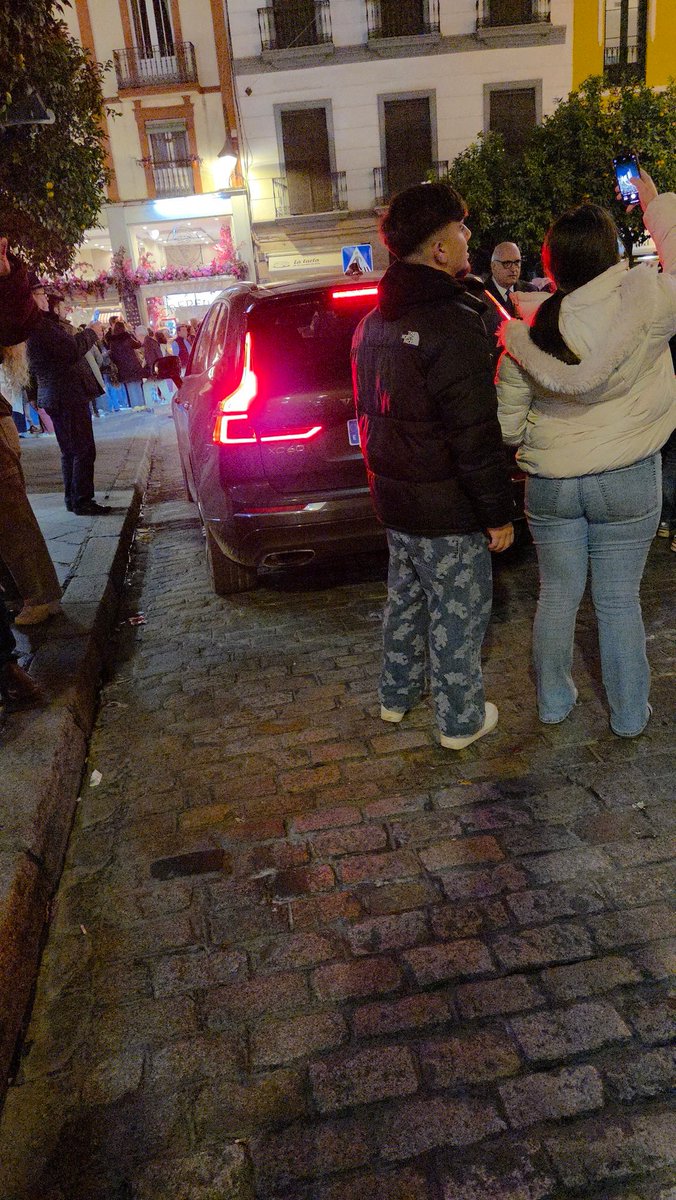 CSIF_PoliciaSev's tweet image. La falta de policías locales en la zona centro está provocando situaciones como estas
❌️ Cortes de tráfico sin policías, solo vallas
❌️ Coches circulando por medio de la bulla de personas.
🗣 @jlsanzalcalde eres un irresponsable