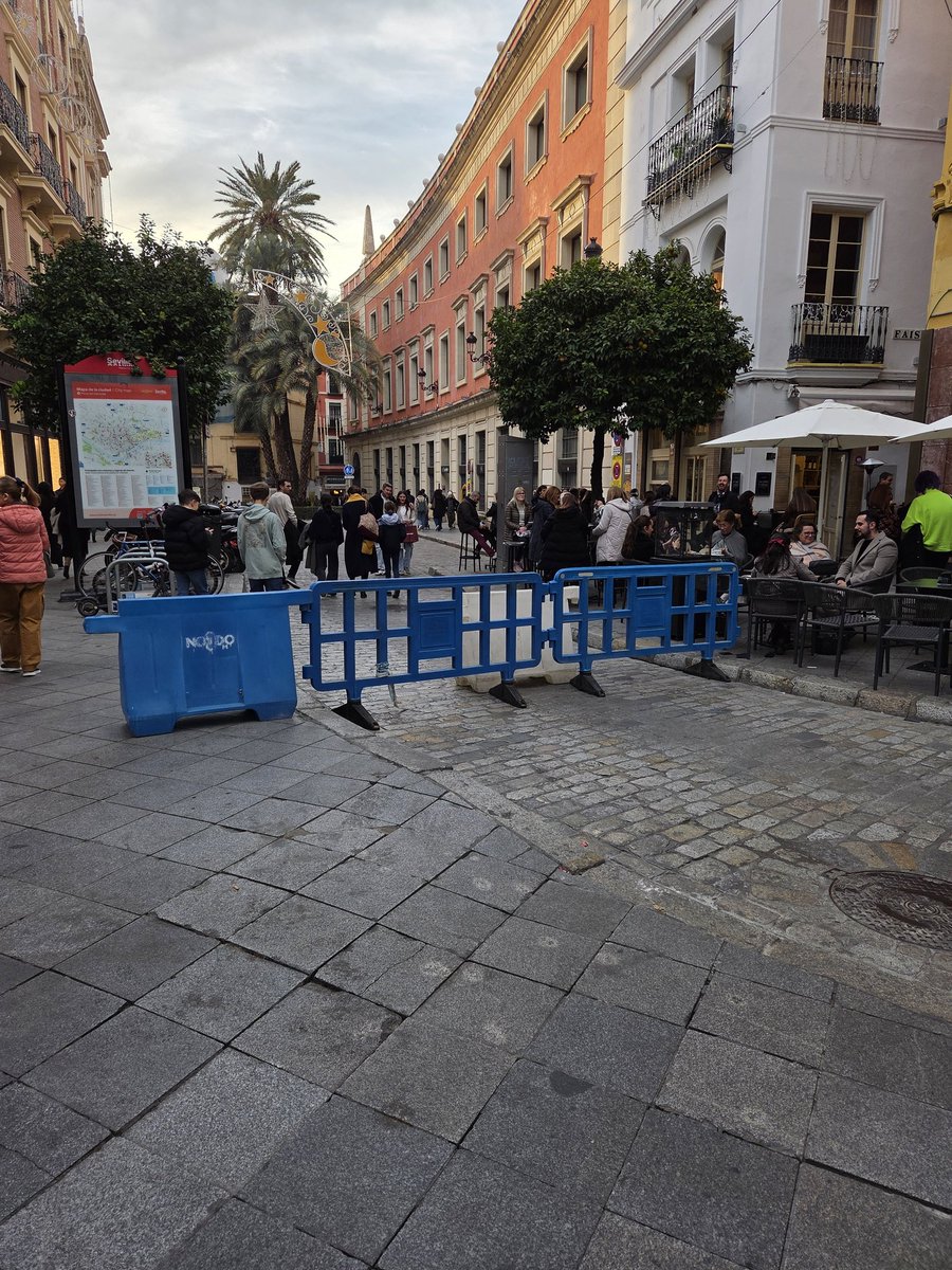 CSIF_PoliciaSev's tweet image. La falta de policías locales en la zona centro está provocando situaciones como estas
❌️ Cortes de tráfico sin policías, solo vallas
❌️ Coches circulando por medio de la bulla de personas.
🗣 @jlsanzalcalde eres un irresponsable