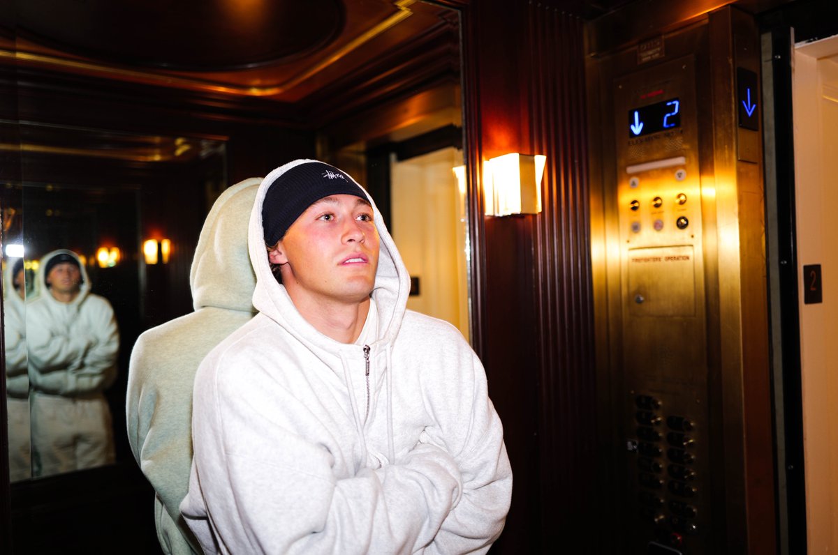 hawkkrubert's tweet image. I feel restless on cold night
I go outside
I wander city to feel thrill of hunt
I breathe in ice fills air and wind
I walk at night in tropical sweating birds chirping heat 
I am lifting weights to certain loud musix
I go on long plane ride to embark on thrilling adventure
I sit…