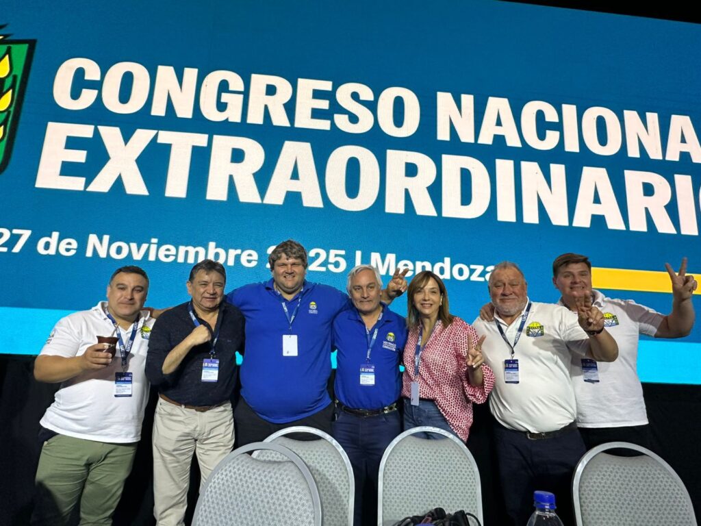 #Encuentro | El 33° Congreso de la UATRE respaldó la conducción de <a href="/JoseVoytenco/">José Voytenco</a> <a href="/uatreoficial/">UATRE</a> <a href="/NataliaSJok/">Natalia Sánchez Jauregui</a>  👉goo.su/2AqiY