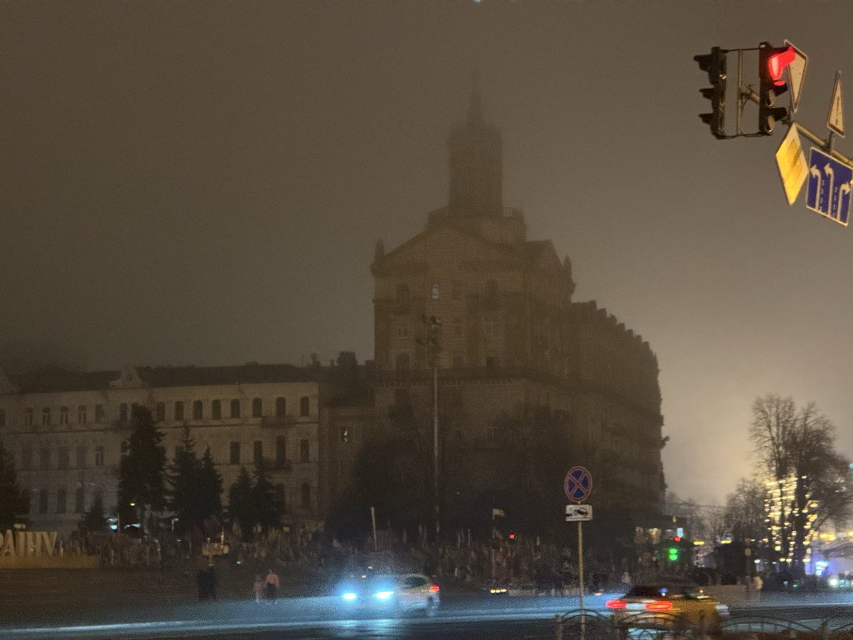 Het is geen november 2022, de verkeerslichten werken nog. Maar maakt het niet minder walgelijk, de buurman die steeds het licht uit doet. Chresjtsjatik Kyiv.