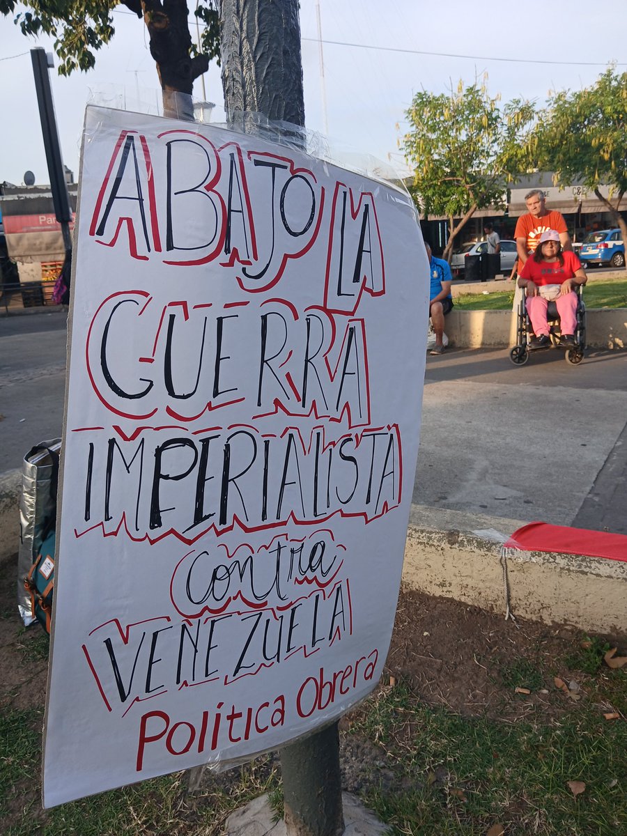 Agitacion en Moron.
Abajo la guerra imperialista contra Venezuela. Fuera yankees de América Latina.