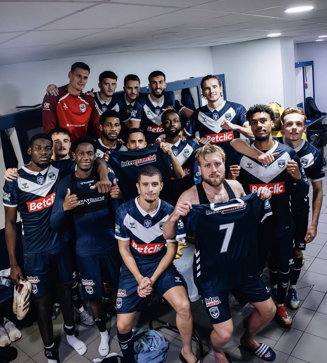 lnstantFoot's tweet image. 🚨🚨 INCROYABLE !!! MAIS C’EST QUOI CETTE REMONTADA DE FOU DE BORDEAUX ??!!! 🤯🤯💙

ILS PERDAIENT 3-0 À LA MI-TEMPS… 

ILS FINISSENT PAR S’IMPOSER 4-3 FACE À MAZERES !!! 🔥🔥🔥🔥

QUALIFICATION EN 32ÈMES DE FINALE DE LA COUPE DE FRANCE !!! 🔜